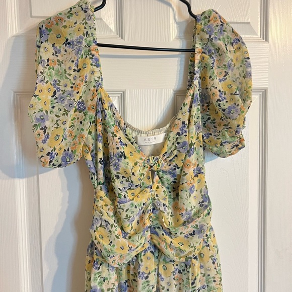 Astr Yellow Floral Puff-Sleeve Maxi Dress with Leg Slit - Picture 4 of 8